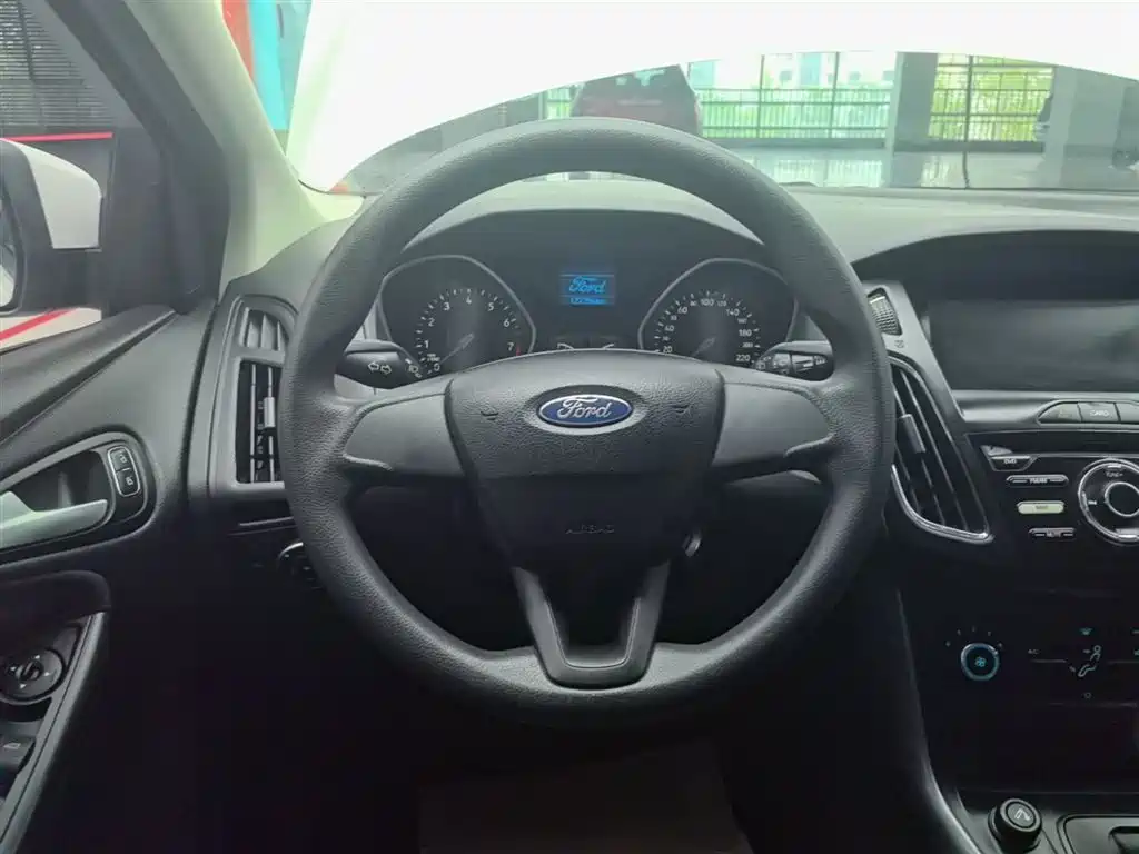 Ford Focus 2016 — фото 11