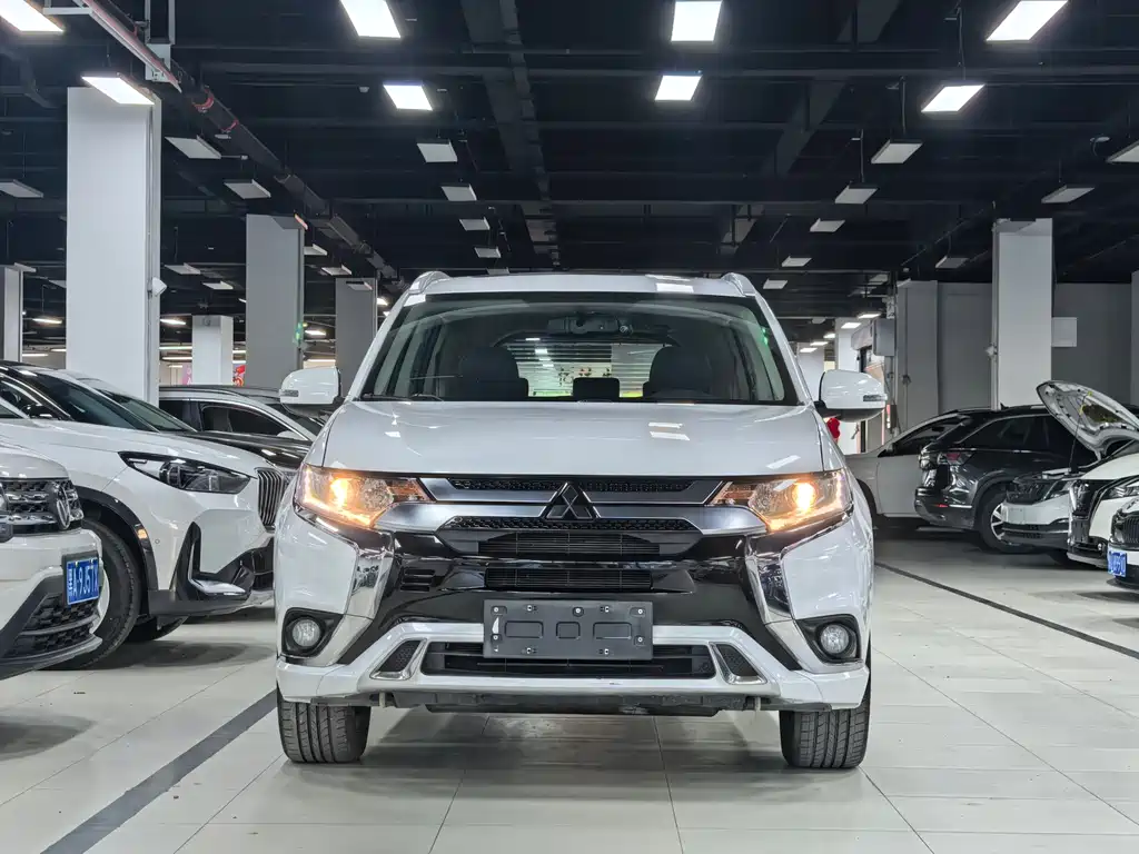 Mitsubishi Outlander 2021 — фото 2