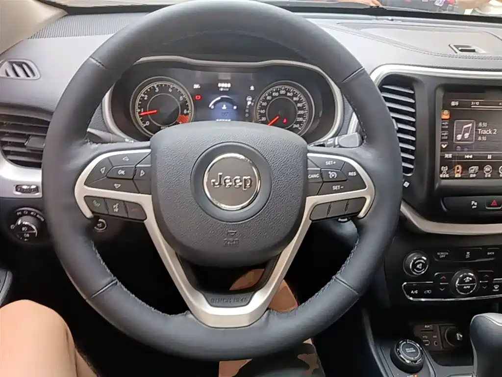 Jeep Cherokee 2015 — фото 11