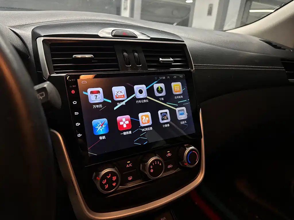 Nissan Tiida 2017 — фото 11