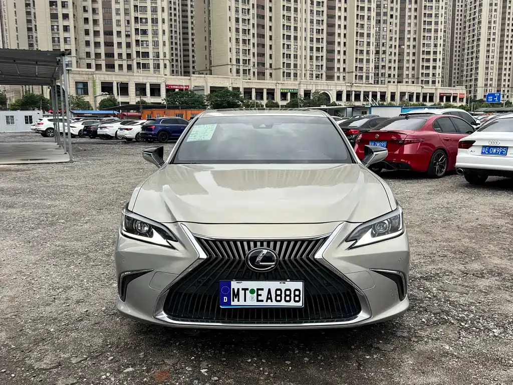 Lexus ES 2019 — фото 1