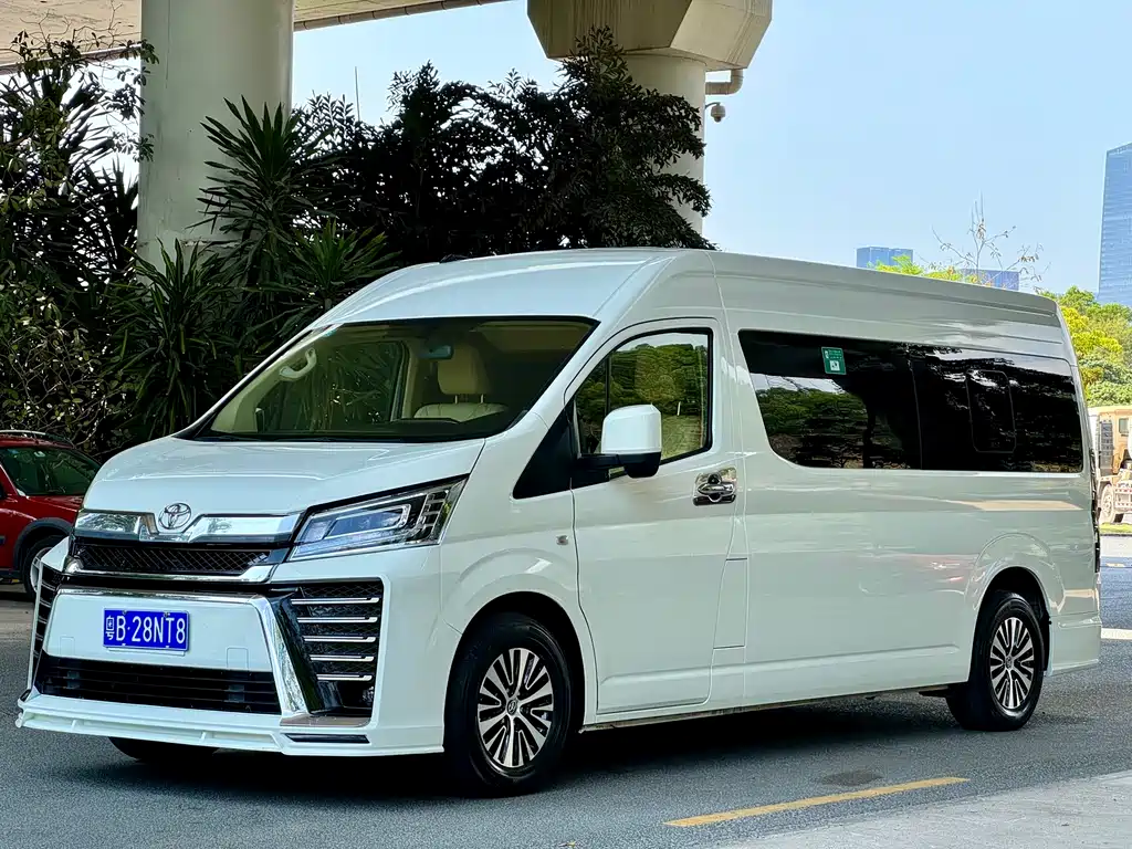 Toyota Hiace 2022 — фото 1