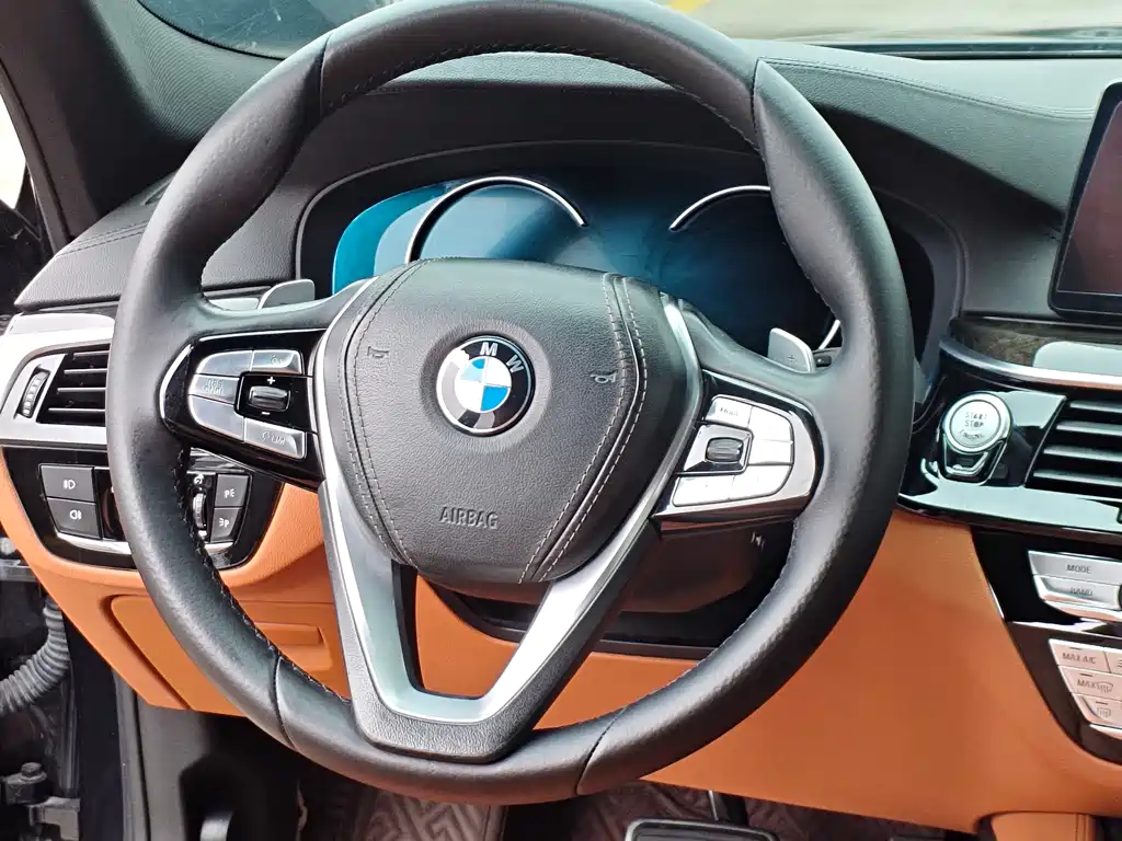 BMW 5 Series 2018 — фото 10