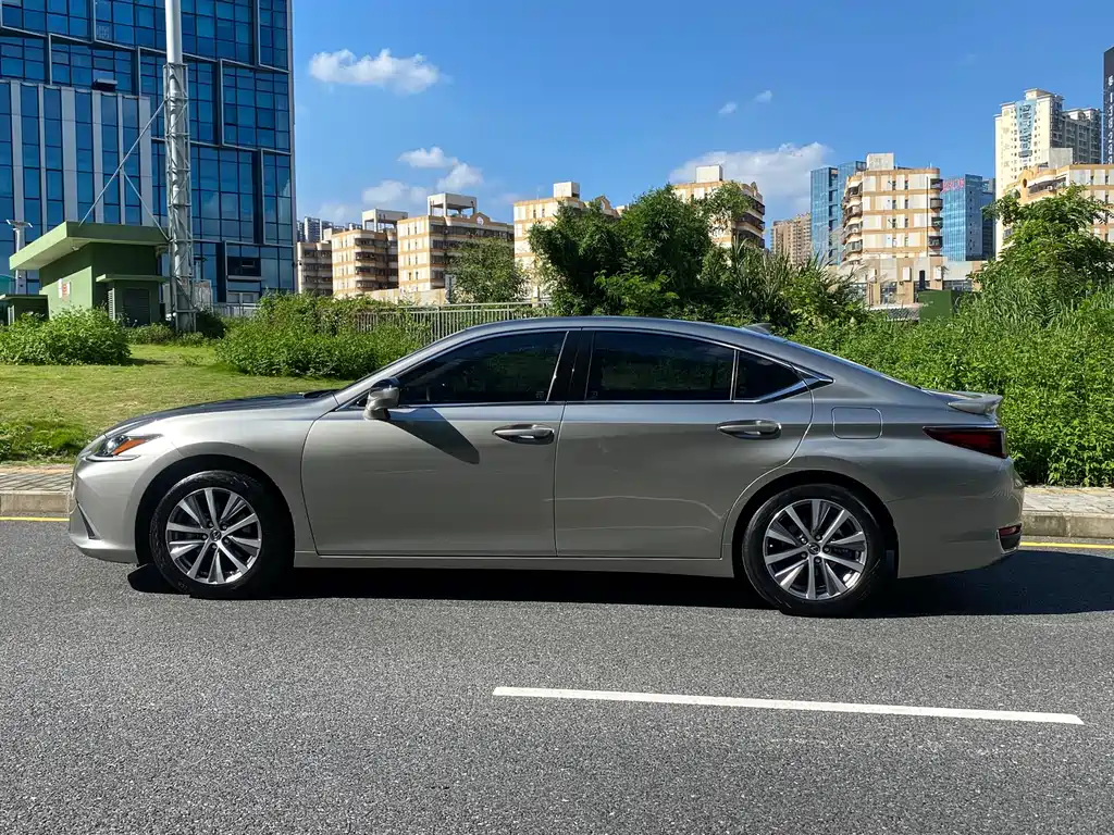 Lexus ES 2021 — фото 18