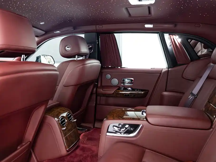 Rolls-Royce Phantom 2019 — фото 12