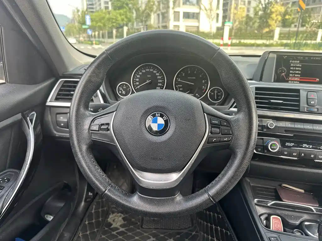 BMW 3 Series 2017 — фото 15