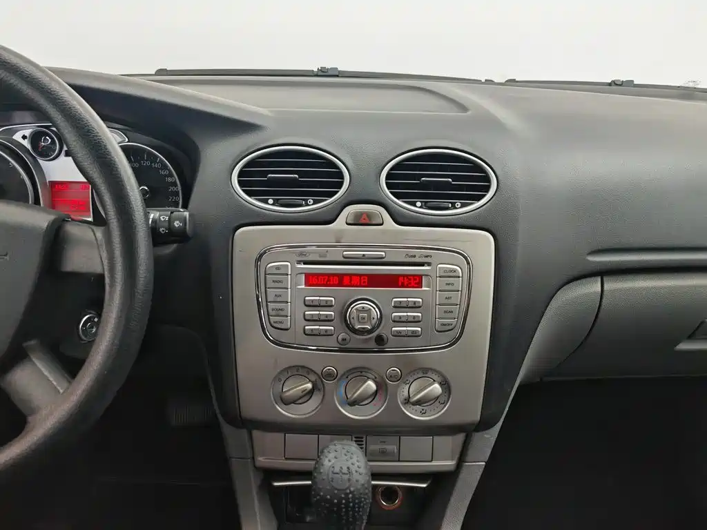 Ford Focus 2014 — фото 12