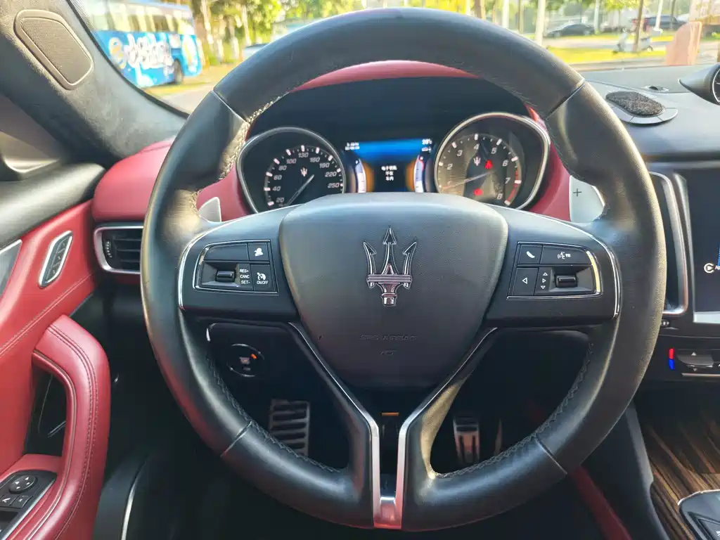 Maserati Levante 2017 — фото 15