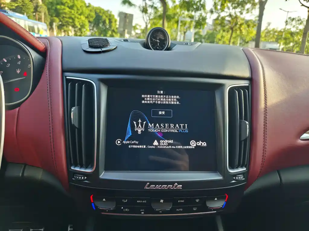 Maserati Levante 2017 — фото 16