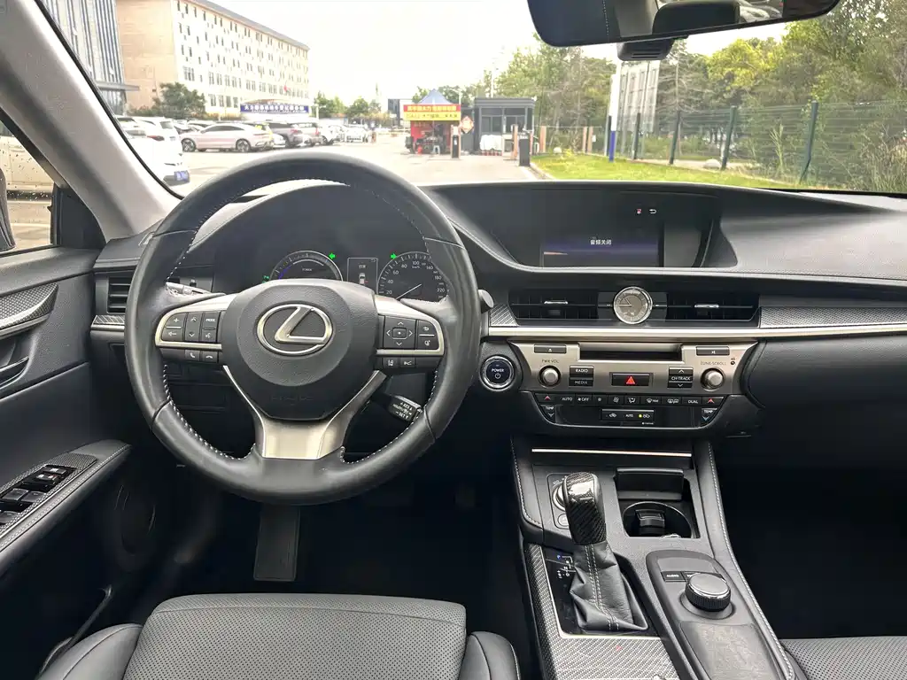 Lexus ES 2017 — фото 12