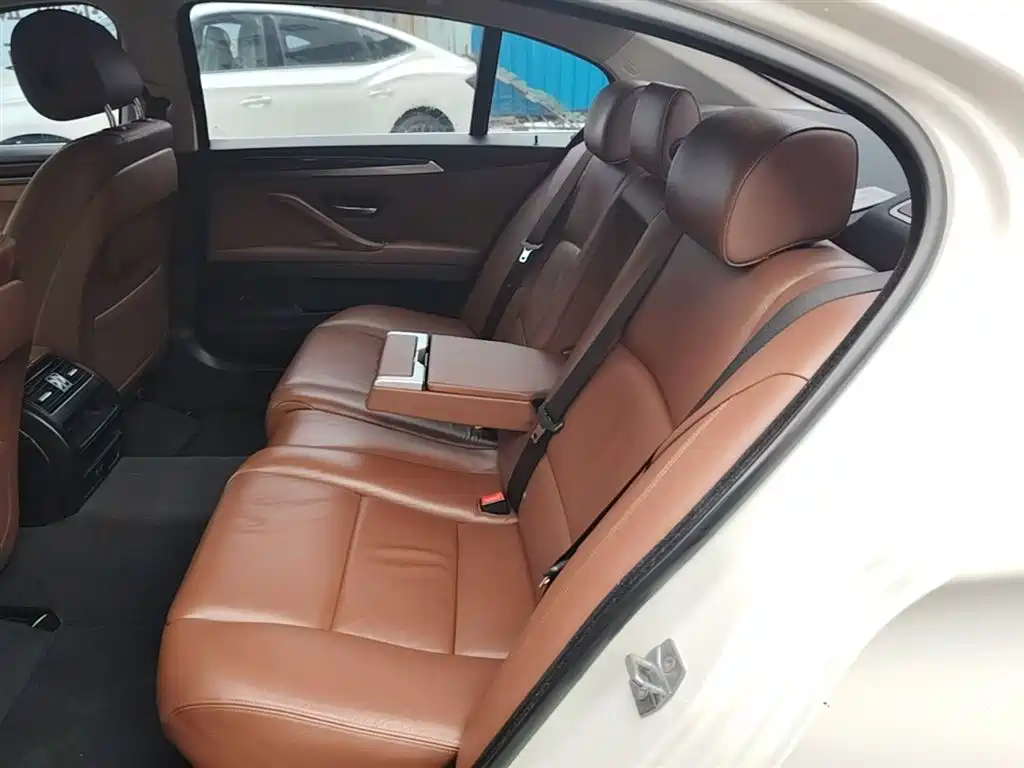 BMW 5 Series 2015 — фото 17