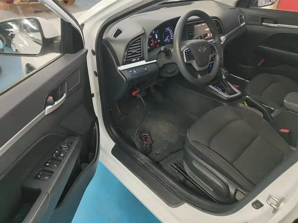 Hyundai Elantra 2016 — фото 16