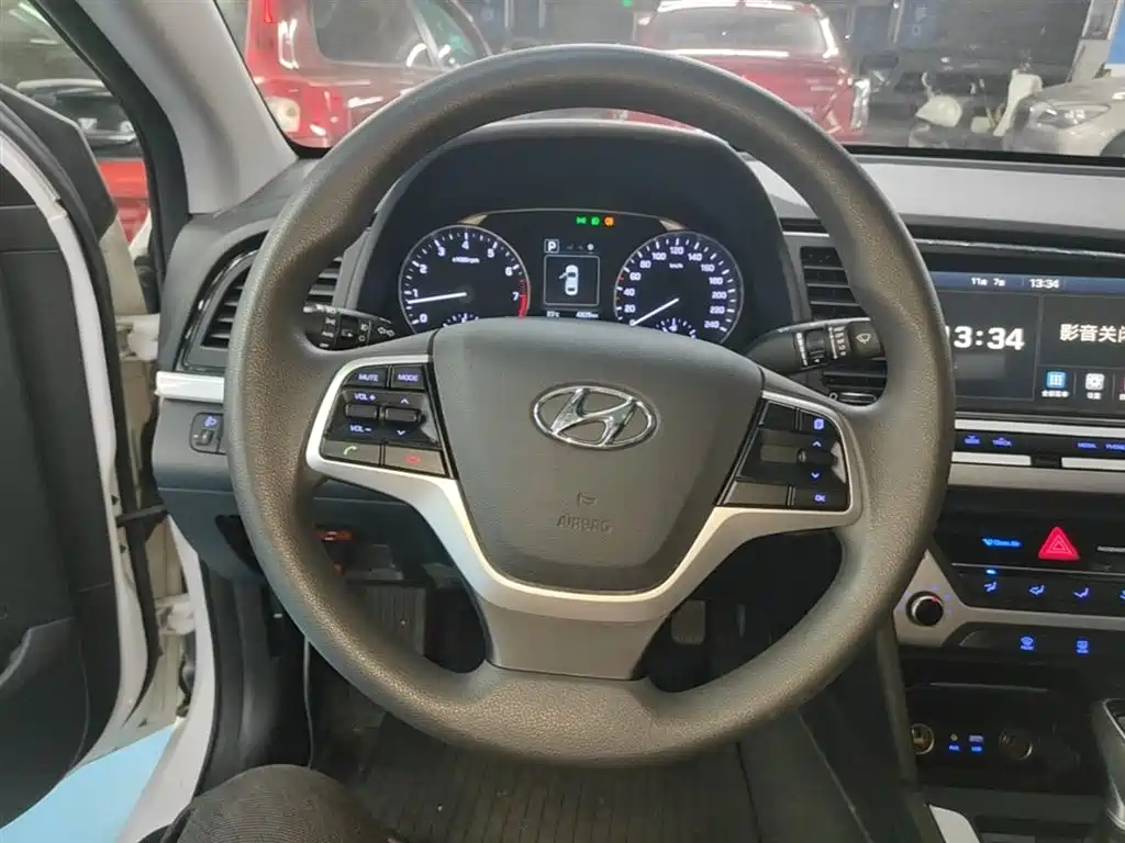 Hyundai Elantra 2016 — фото 11