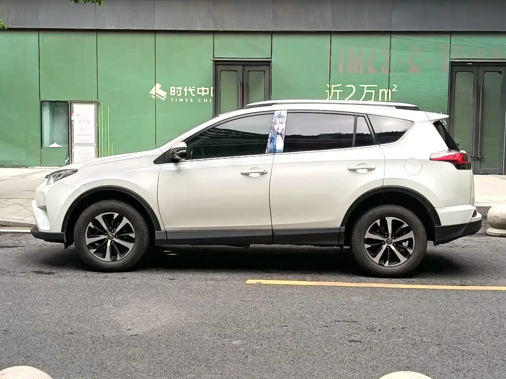 Toyota RAV4 2017 — фото 11