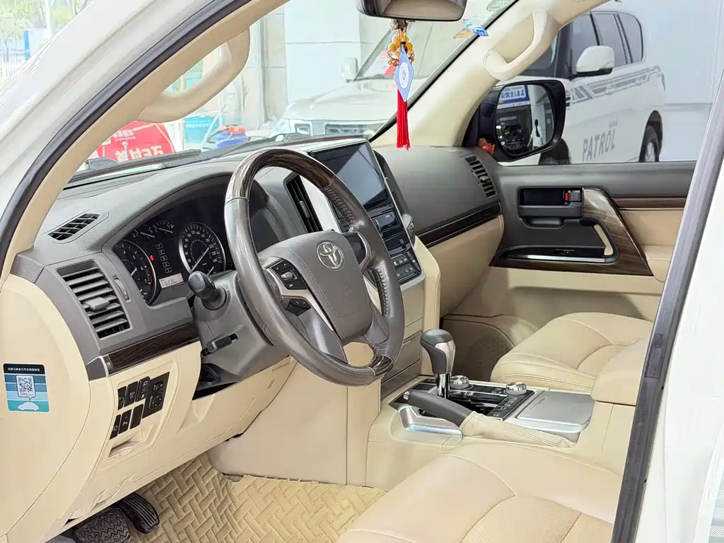 Toyota Land Cruiser 2020 — фото 10