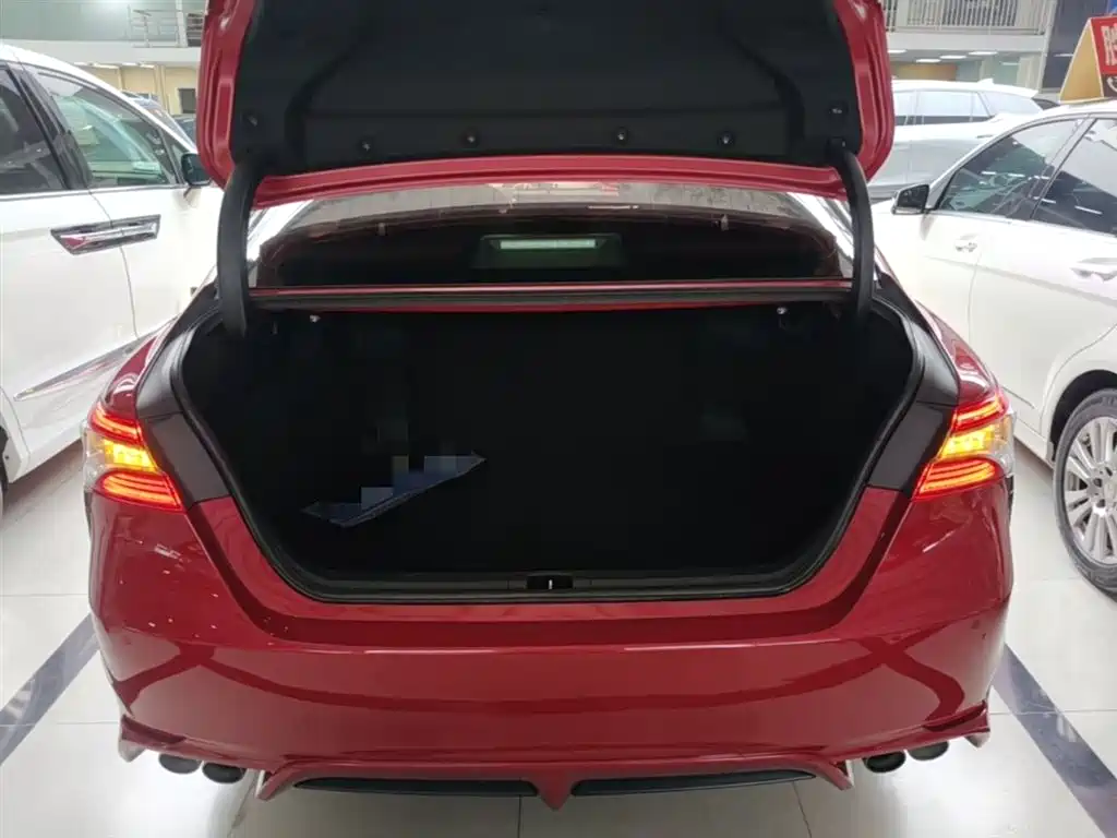Toyota Camry 2018 — фото 19