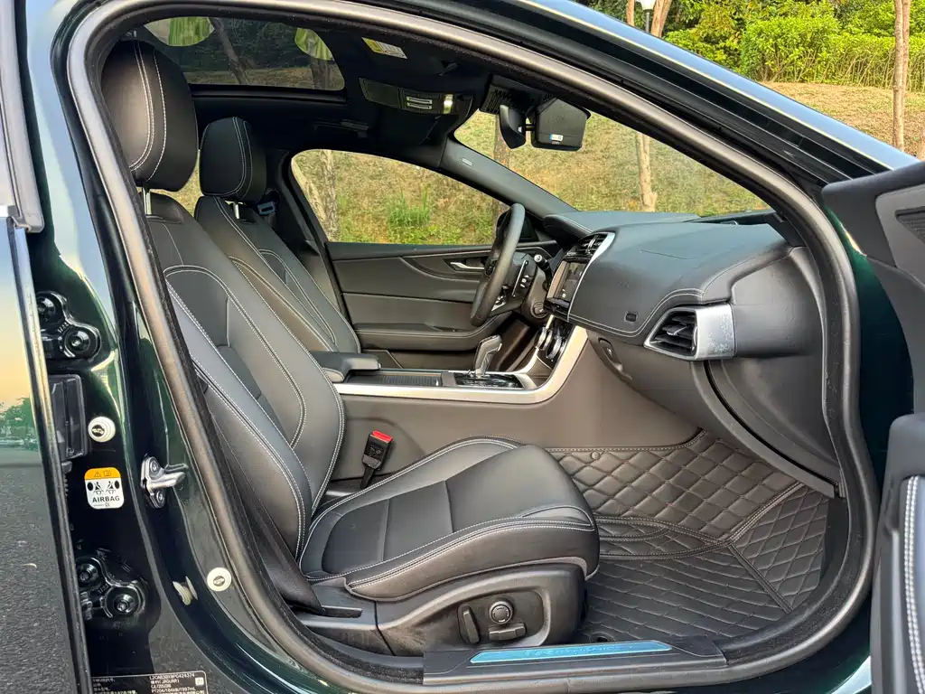 Jaguar XEL 2023 — фото 15