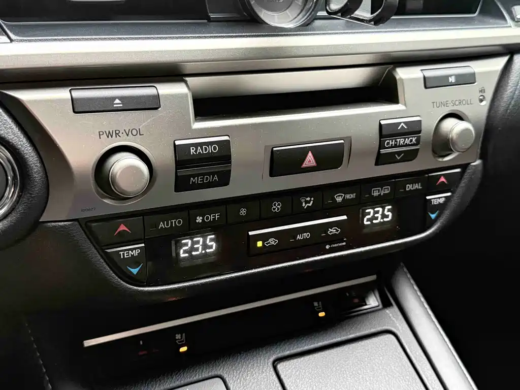 Lexus ES 2017 — фото 12