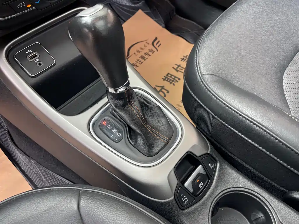 Jeep Compass 2018 — фото 13