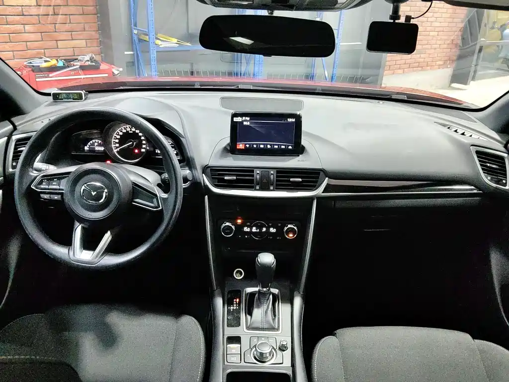 Mazda CX-4 2018 — фото 12