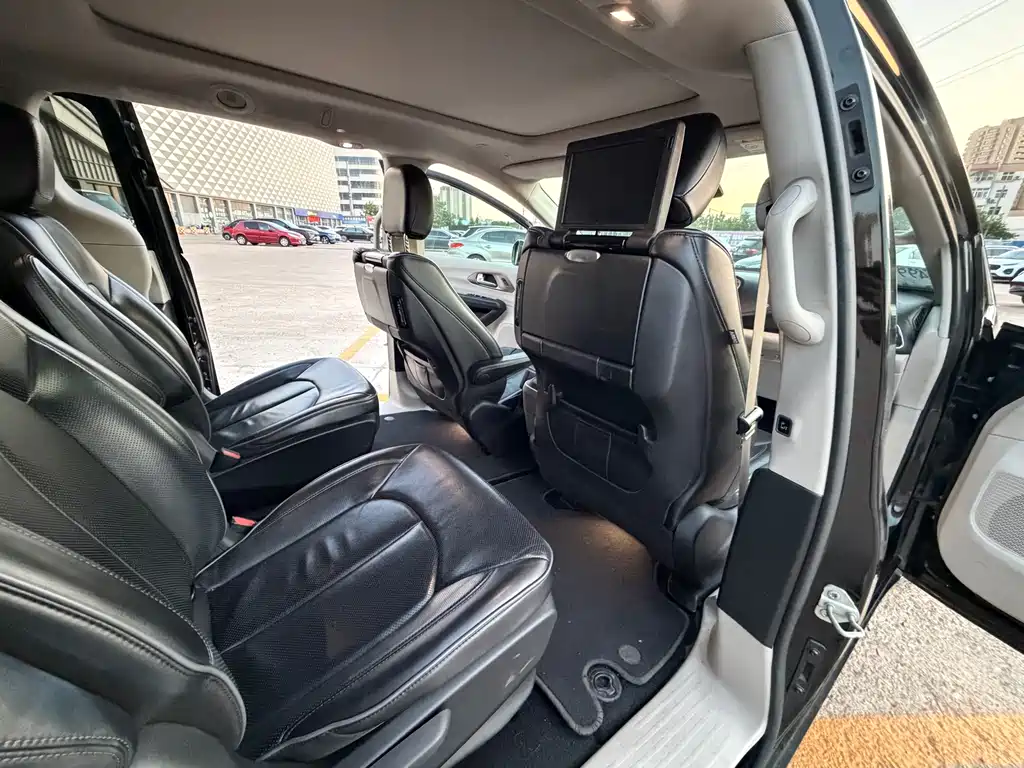 Chrysler Grand Voyager 2018 — фото 8