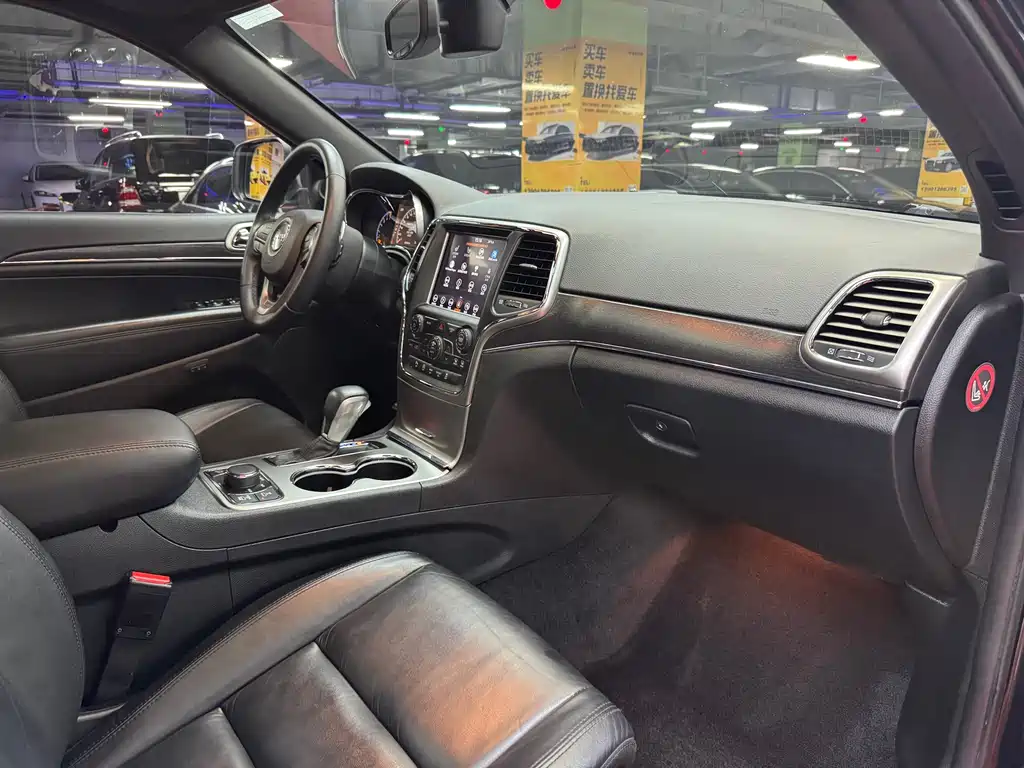 Jeep Grand Cherokee 2019 — фото 17
