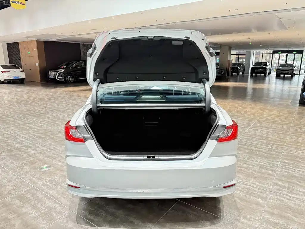 Toyota Camry 2025 — фото 28
