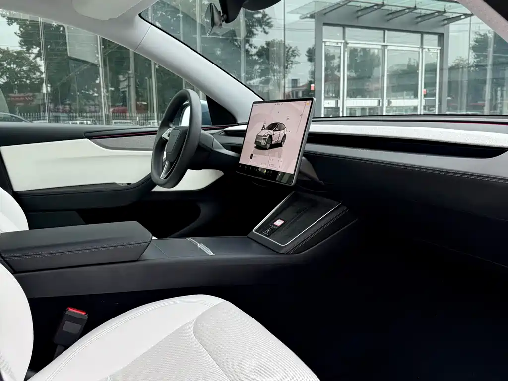 Tesla Model Y 2025 — фото 10
