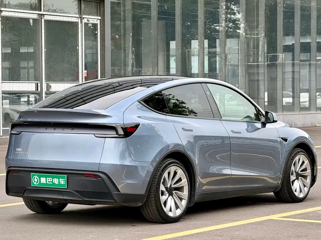 Tesla Model Y 2025 — фото 6