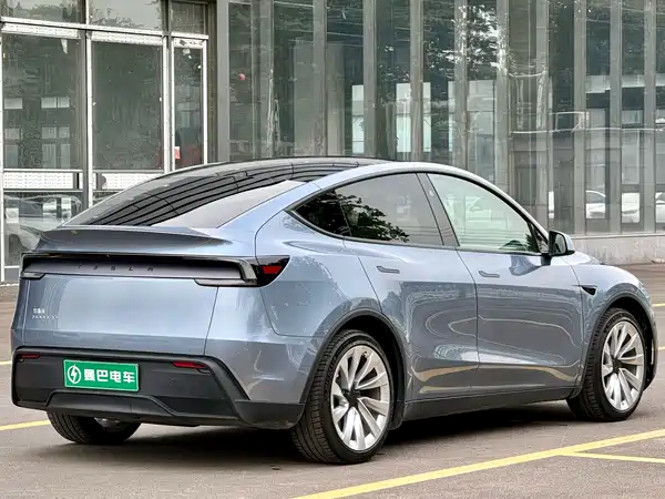 Tesla Model Y 2025