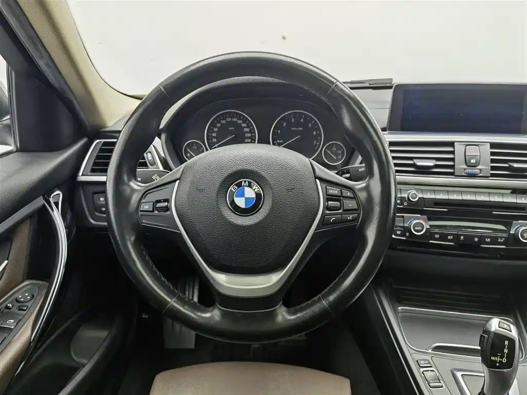 BMW 3 Series 2019 — фото 11