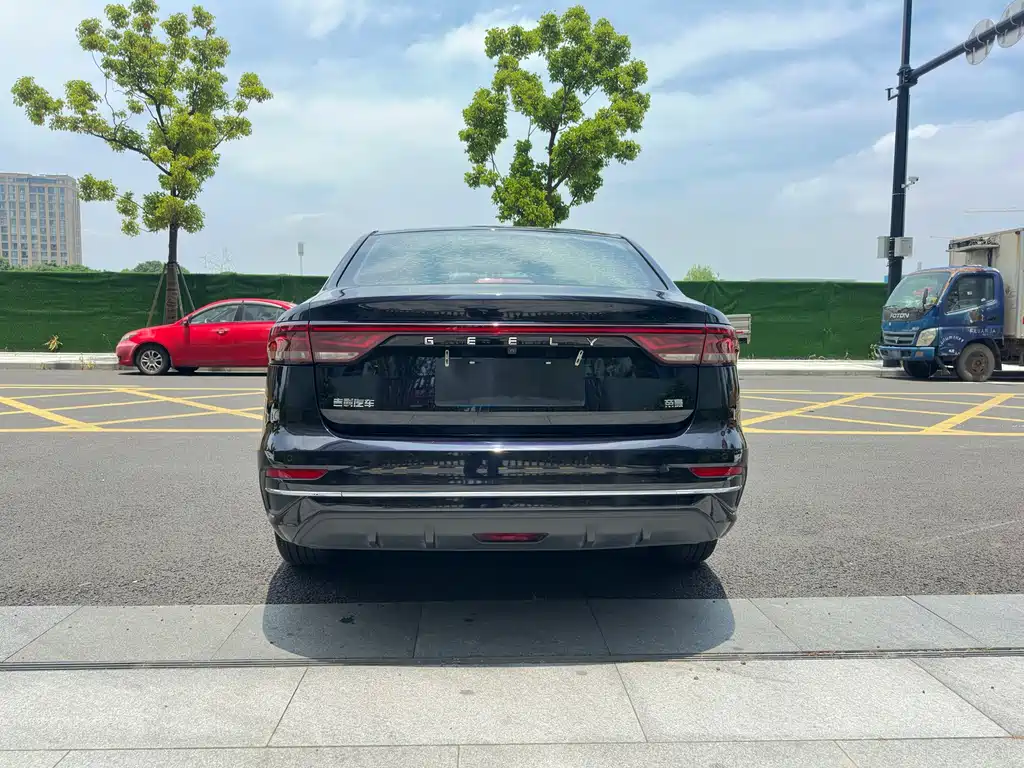 Geely Emgrand 2021