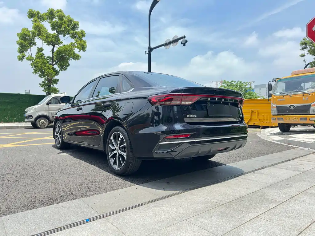 Geely Emgrand 2021