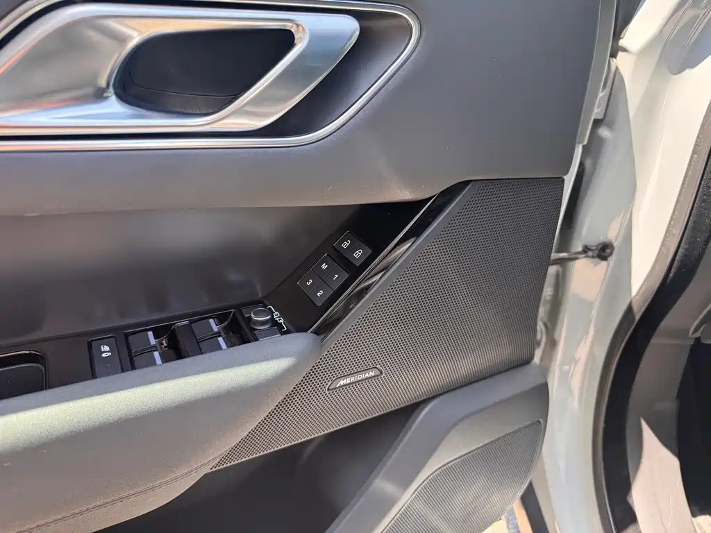 Land Rover Velar 2023 — фото 8
