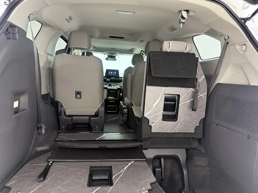 Toyota Sienna 2023 — фото 18