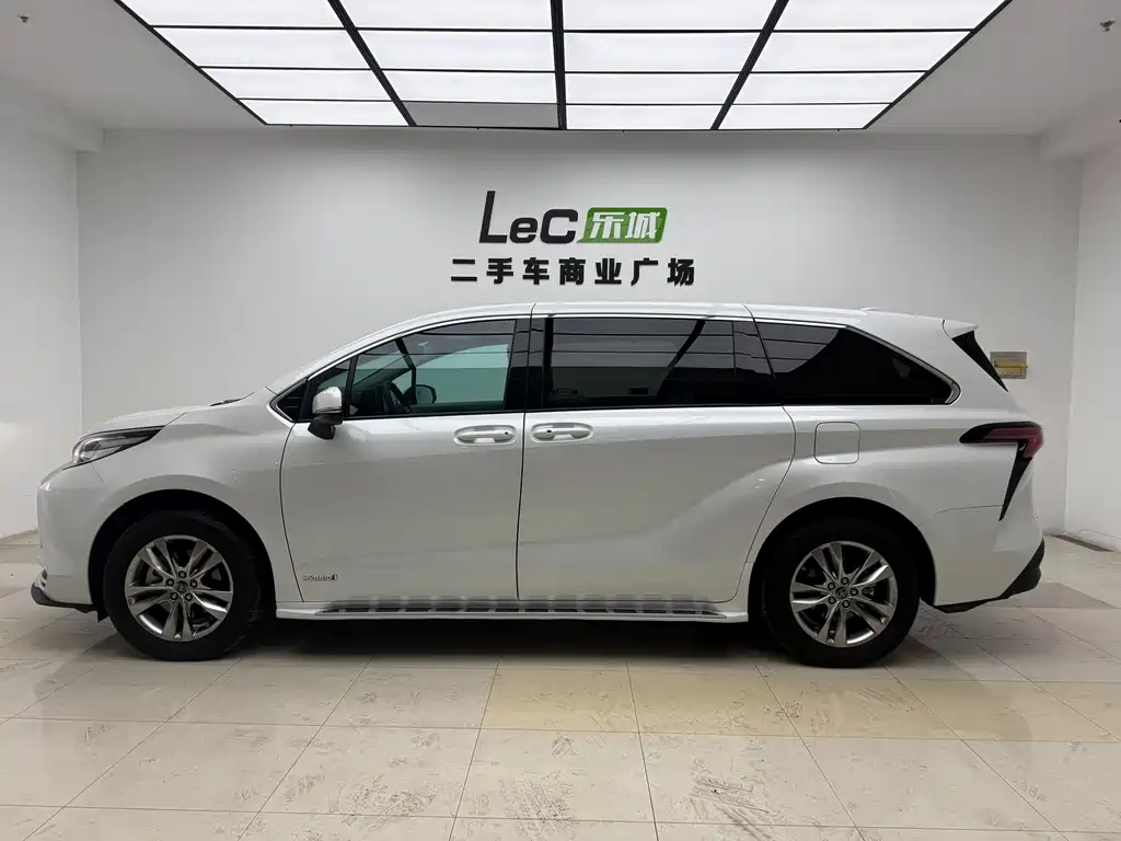 Toyota Sienna 2023 — фото 4