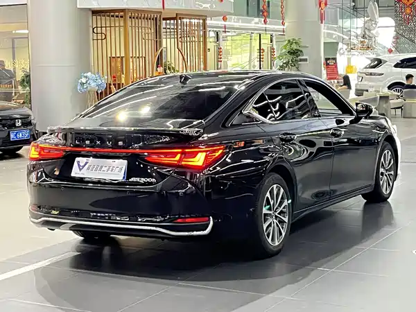Lexus ES 2025