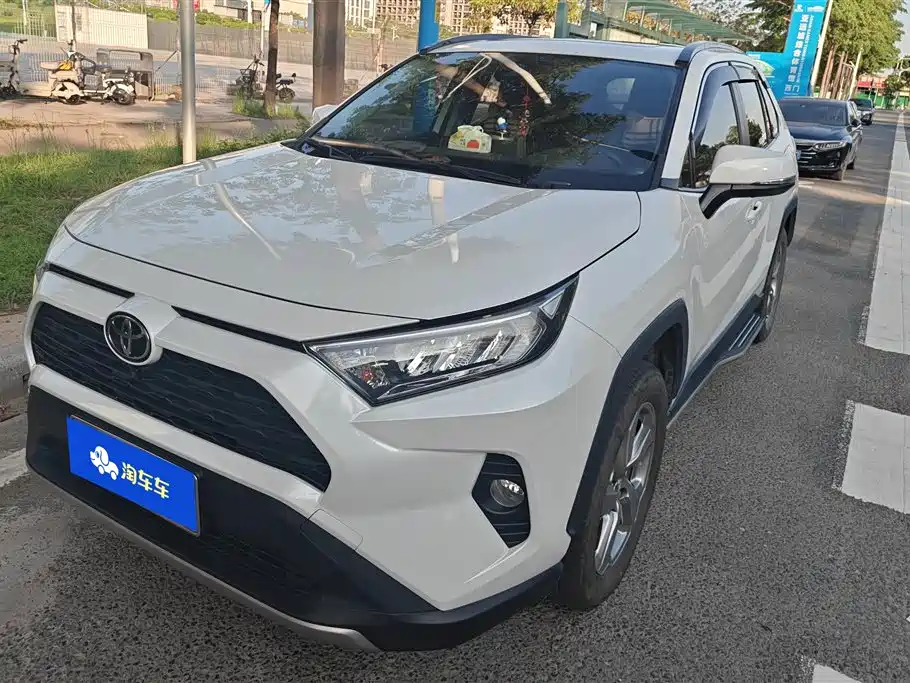 Toyota RAV4 2023 — фото 1