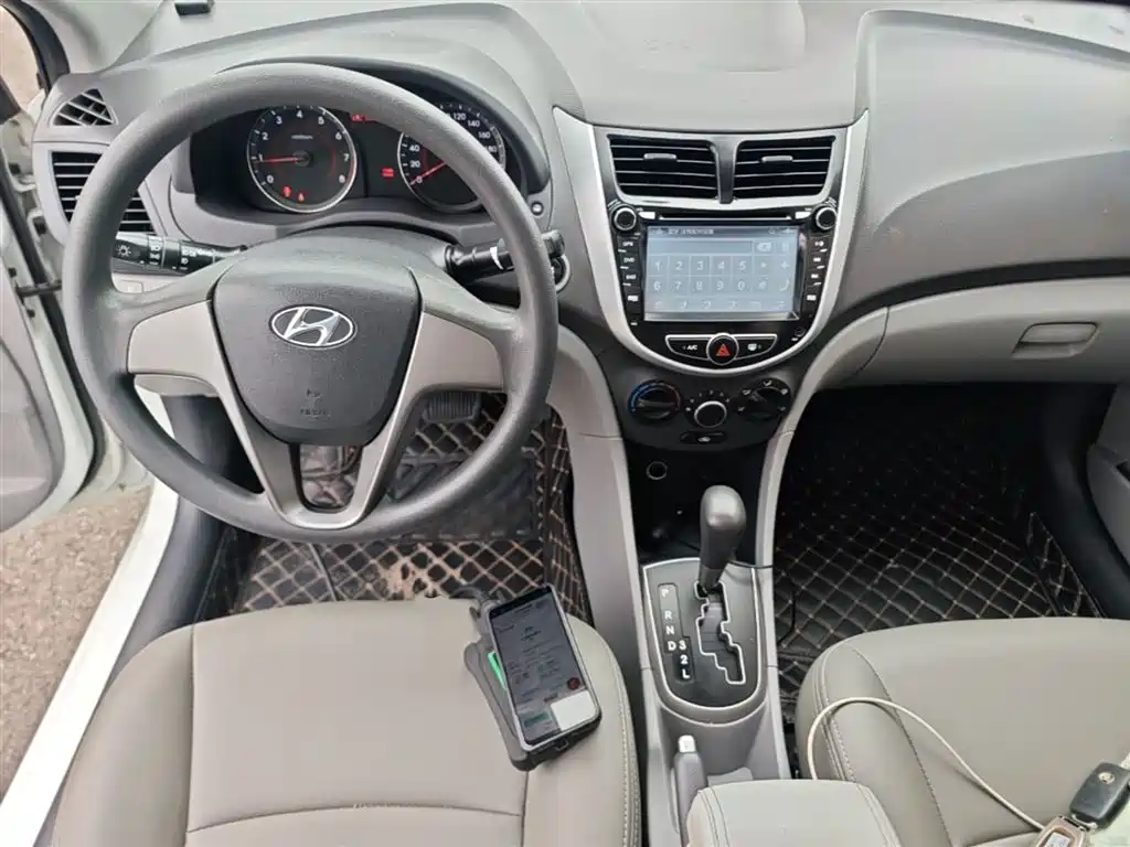 Hyundai Verna 2015 — фото 10