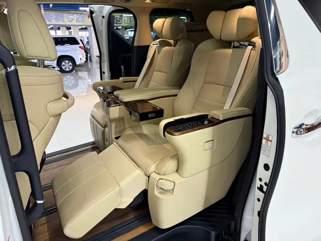 Toyota Alphard 2017 — фото 13