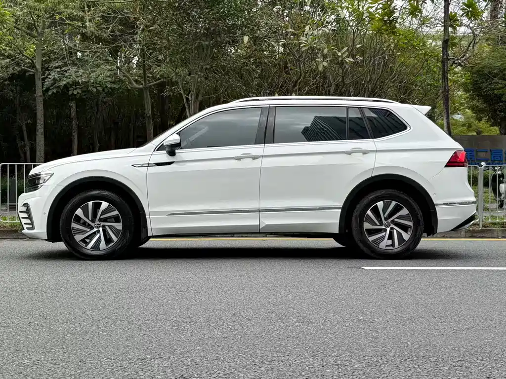 Volkswagen Tiguan L Plug-In Hybrid 2021 — фото 4