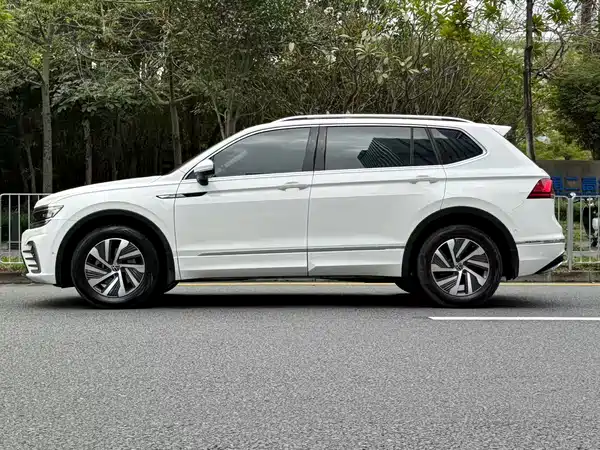 Volkswagen Tiguan L Plug-In Hybrid 2021