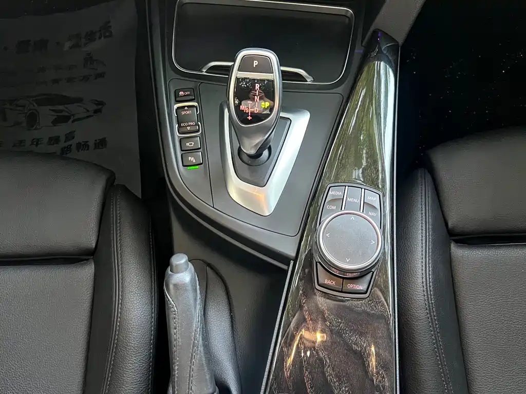 BMW 3 Series 2018 — фото 14