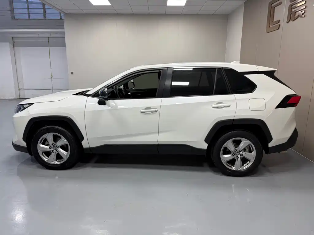 Toyota RAV4 2021 — фото 13