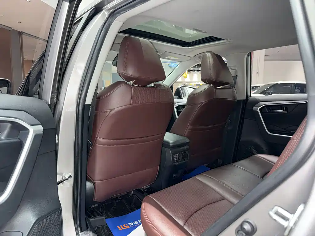 Toyota RAV4 2021 — фото 16