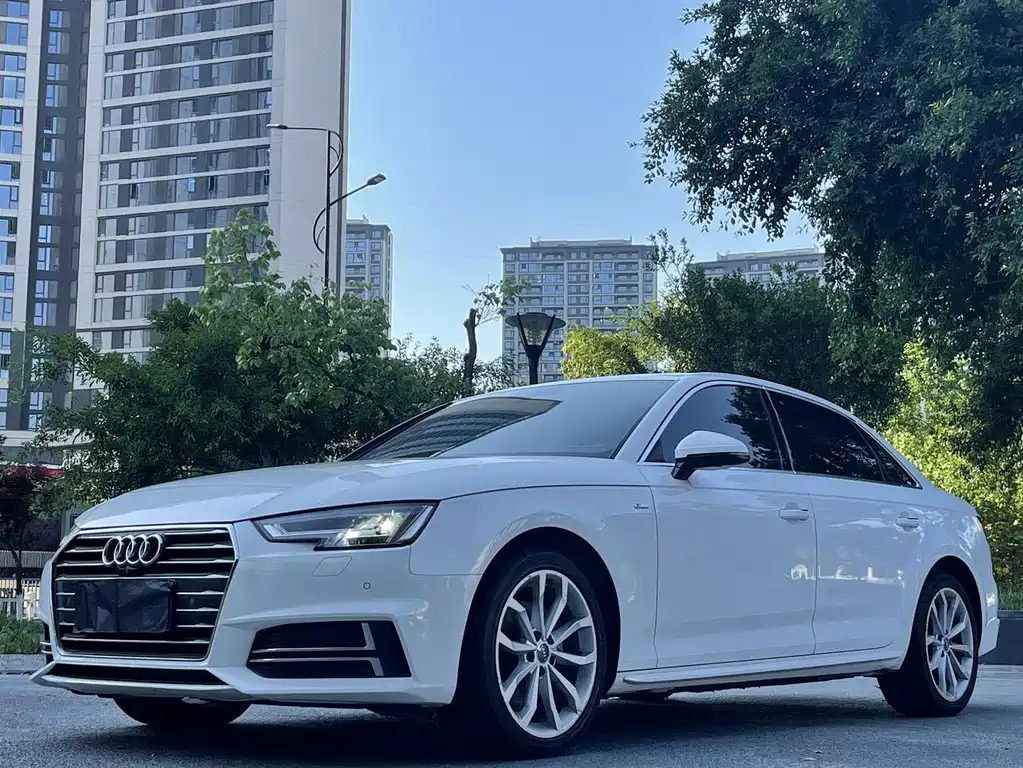 Audi A4L 2019 — фото 1