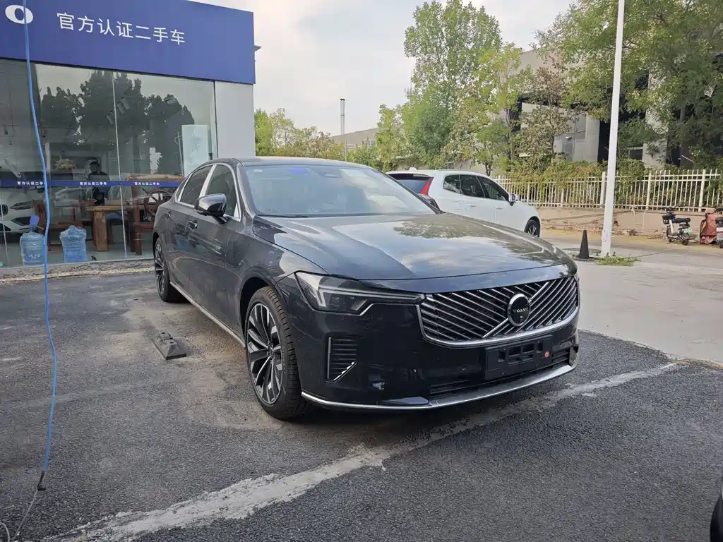 Volvo S90 2025