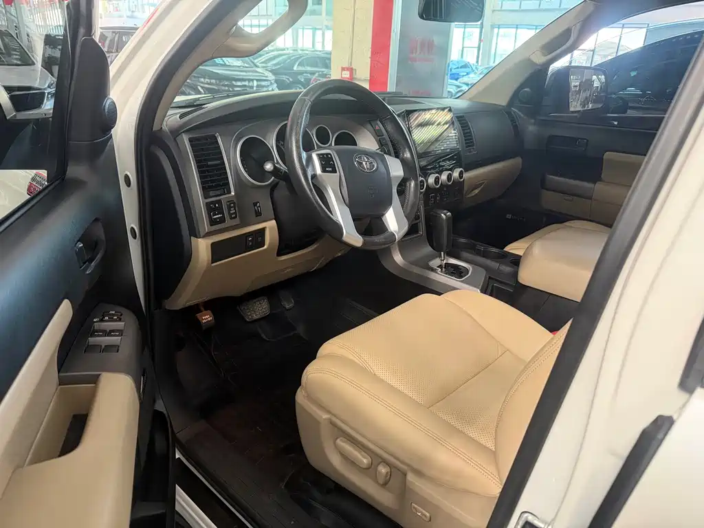 Toyota Sequoia 2015 — фото 3