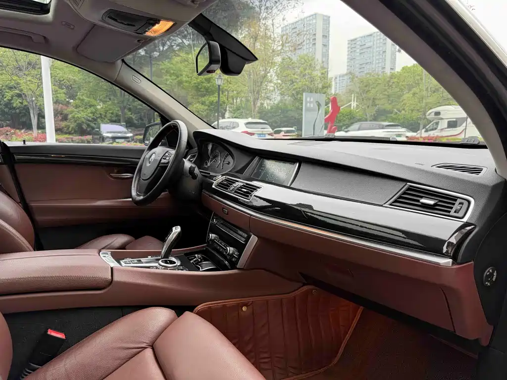 BMW 5 Series GT 2011 — фото 11