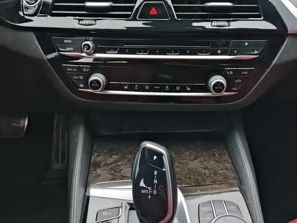 BMW 5 Series 2018 — фото 16